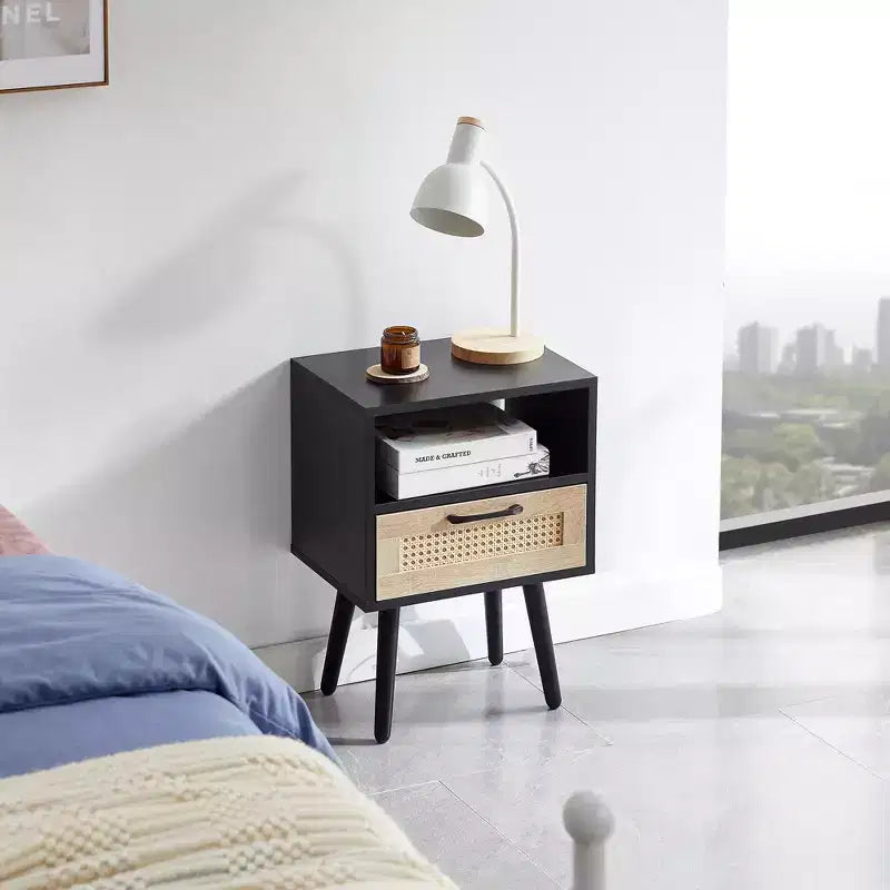 Table d'appoint en rotin avec tiroir et pieds en bois massif — Table de chevet noire pour salon et chambre à coucher