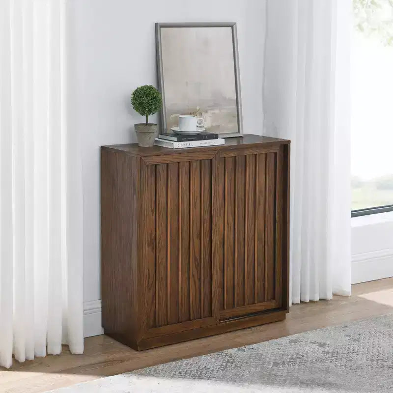 Buffet de 31 pouces de style médiéval avec deux portes coulissantes et des moulures en bois massif, convient aux salons et aux cuisines, finition noyer