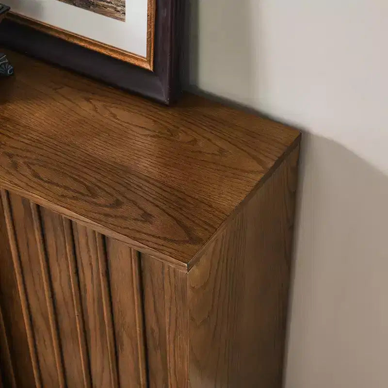 Buffet de 31 pouces de style médiéval avec deux portes coulissantes et des moulures en bois massif, convient aux salons et aux cuisines, finition noyer