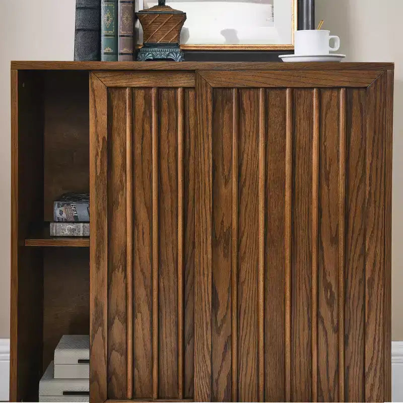 Buffet de 31 pouces de style médiéval avec deux portes coulissantes et des moulures en bois massif, convient aux salons et aux cuisines, finition noyer
