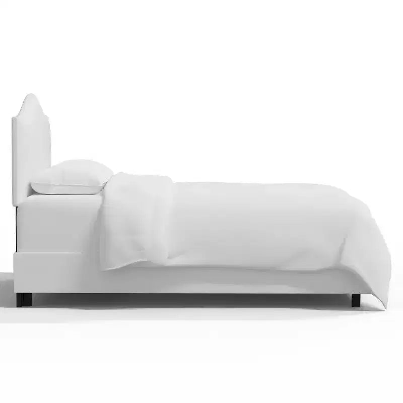 Lit Queen rembourré sur mesure avec tête de lit incurvée, blanc cassé
