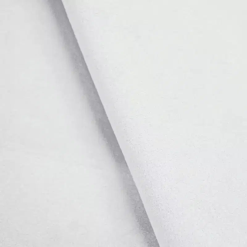 Lit Queen rembourré sur mesure avec tête de lit incurvée, blanc cassé